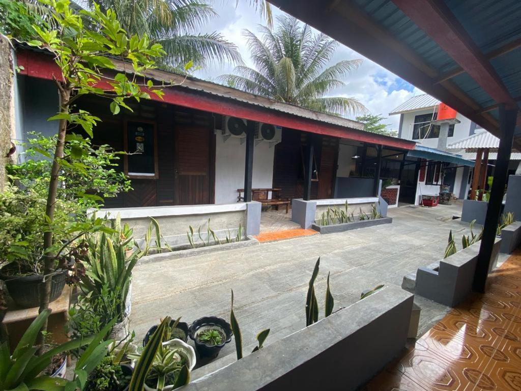 Krui Saejadi Surf And Stay Exterior photo
